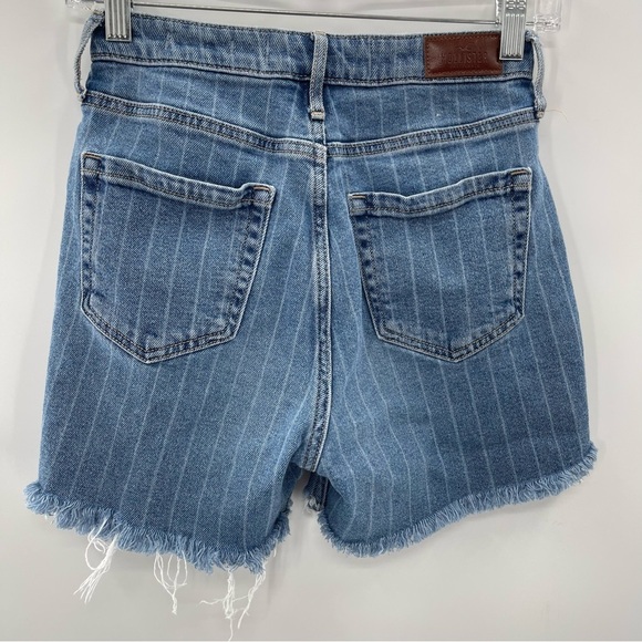 Hollister Ultra High-Rise Vintage Stretch Mom Jean Shorts Size 3 or 26 - Picture 3 of 8